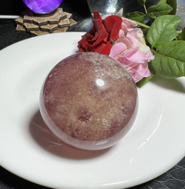 아름다운 투명한 색상을 지닌 천연 보라색 노란색 형석 수정구