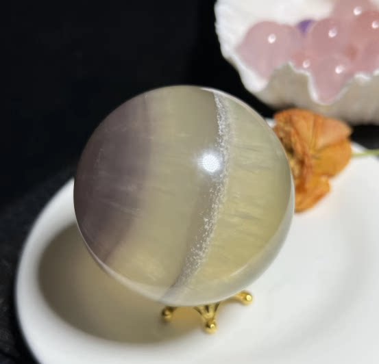 천연 회색-노란색 형석 수정구는 별처럼 아름답고 투명합니다