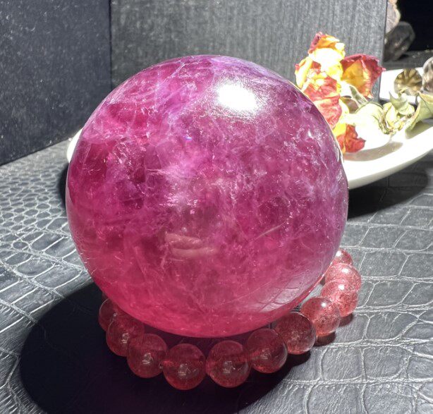 천연 장미 붉은 형석 수정 구슬 보라색 빨간색 형석 크리스탈 투명 색상 아름다운 반투명 아름다운 운모 시트