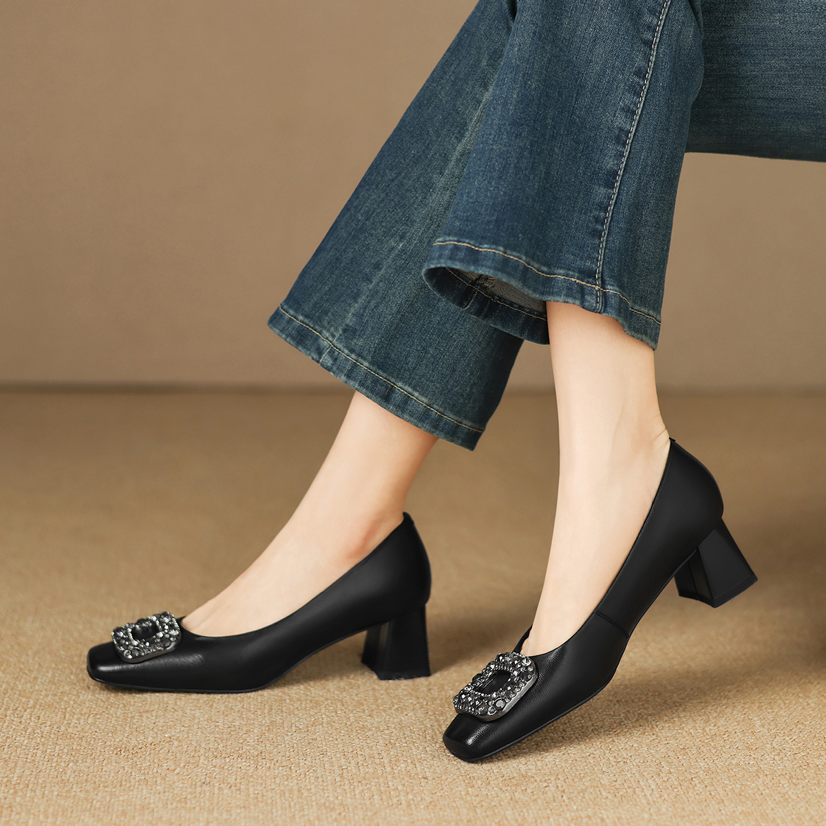 西村名物法式轻奢浅口单鞋女2025秋季新款粗跟水钻方扣软底小皮鞋