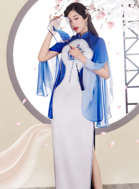 高端走秀旗袍长款2026年新款白色气质优雅青花瓷演出服白色礼服女