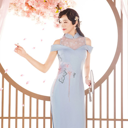 走秀旗袍长款2025年新款春款浅蓝色改良大码复古年轻款宴会礼服女