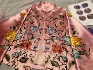 中国风复古紫禁城粉色真丝手工京绣刺绣缠枝莲花旗袍外套新中式 女