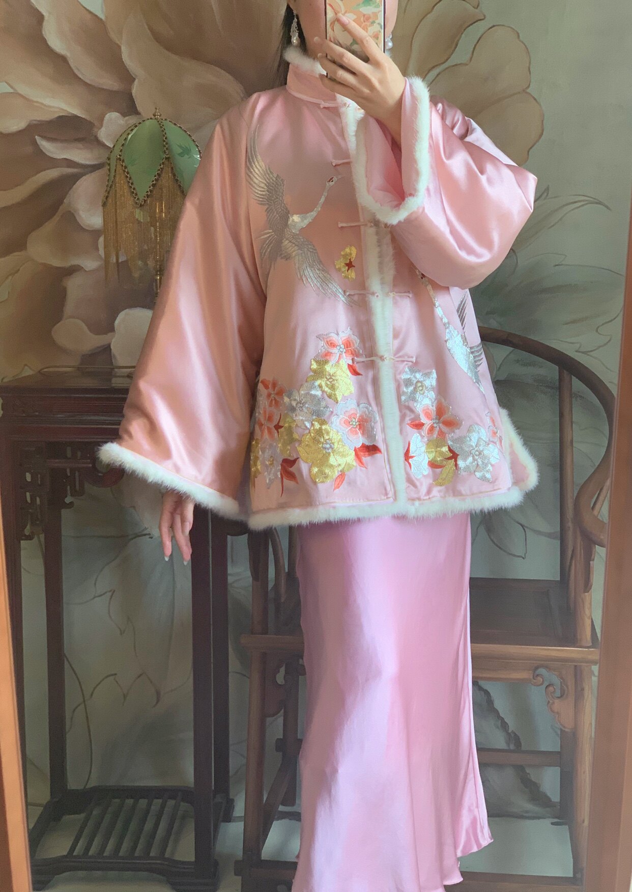 中国风复古粉色真丝手工苏绣盘金绣仙鹤花海貂毛边旗袍棉袄外套女
