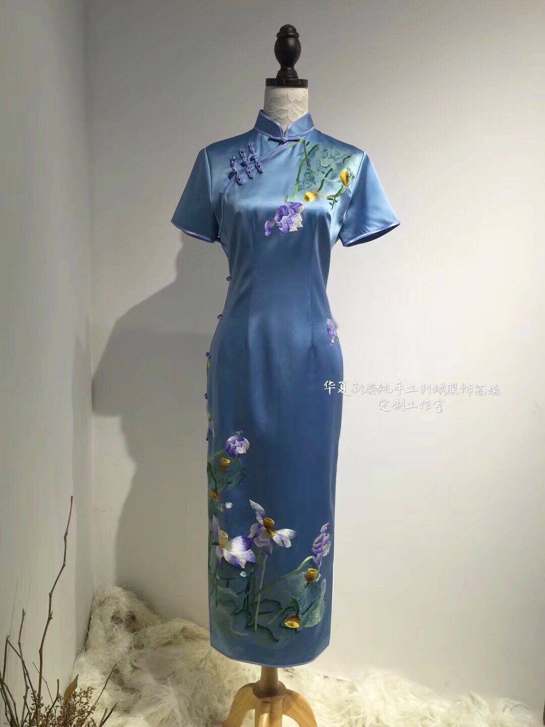 原创新中式复古夏姿天蓝色真丝纯手工苏绣刺绣荷花旗袍连衣裙礼服