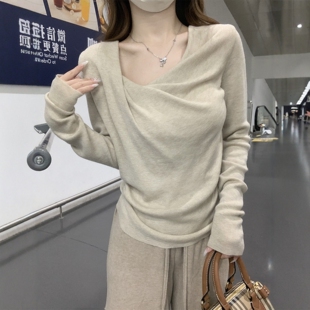 春装女款2026年新款温柔风荡领针织衫设计感打底内搭褶皱露肩上衣