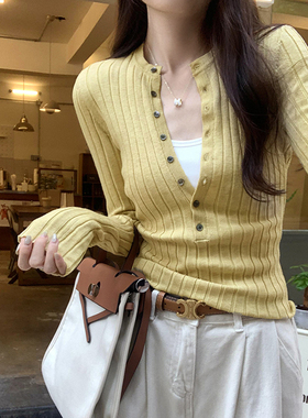 初秋冬显瘦黄色针织衫上衣女今年流行的韩系设计感打底毛衣女内搭