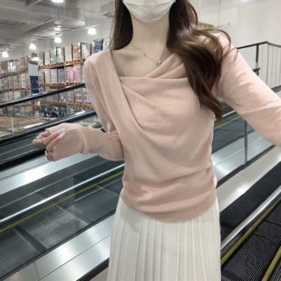 春装女款2026年新款温柔风荡领针织衫女斜肩打底内搭褶皱露肩上衣