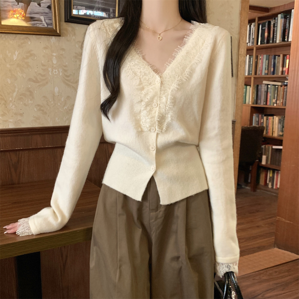 秋冬季韩系v领上衣蕾丝拼接温柔风设计感针织开衫长袖毛衣外套女,女装/女士精品,毛针织衫,淘宝优惠券,粉丝福利购,淘宝优惠卷