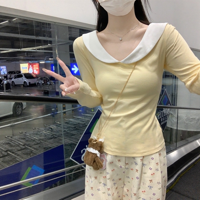 奶黄色娃娃领撞色设计长袖T恤女