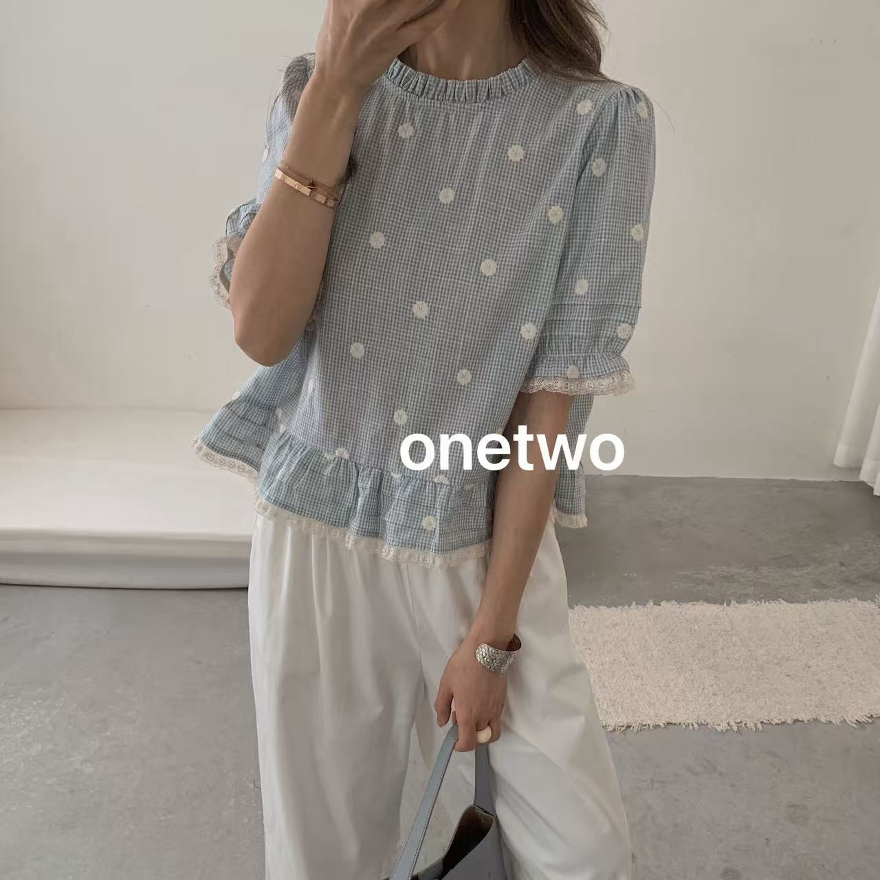 4.2~onetwo66011夏款甜美风圆领刺绣花拼接蕾丝格子短袖衬衫女