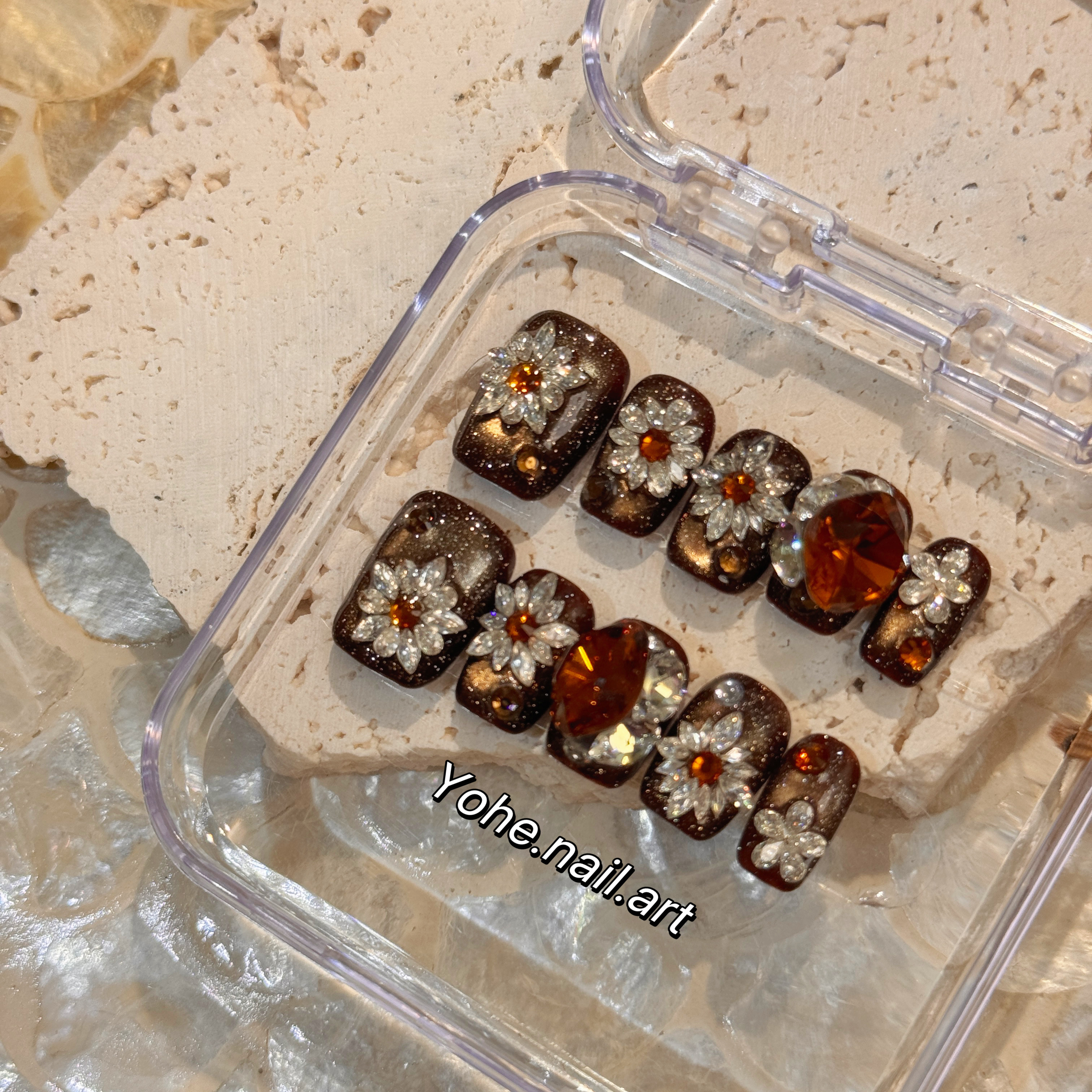 宥荷Studio小雏菊咖金钻石猫眼高级感穿戴甲美甲定制手工定制短甲