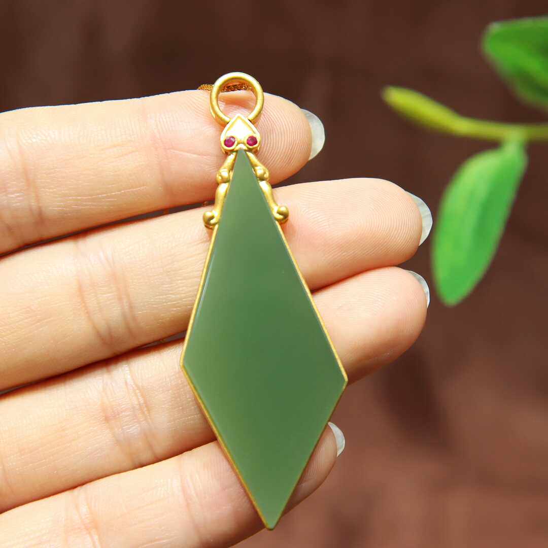 五一活动天然和田玉吊坠女 正宗粉绿碧玉菱形镶嵌18k金挂件送妈妈