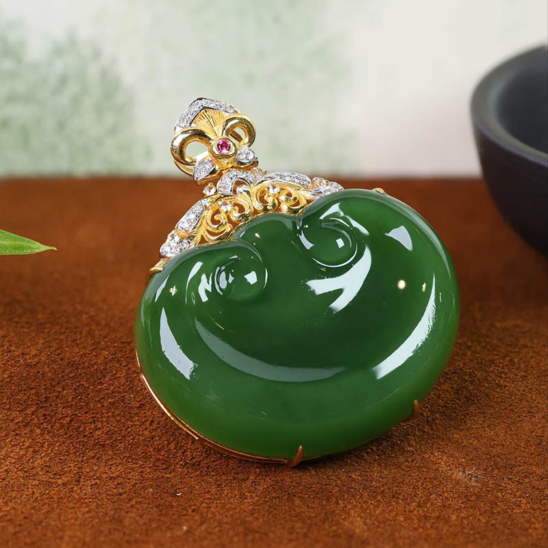 春夏季礼物天然和田玉吊坠女a货菠菜绿碧玉如意镶18k金挂件送领导