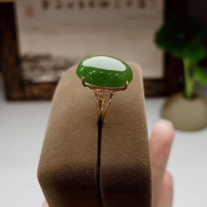 时尚潮流和田玉金镶玉手饰送妈妈