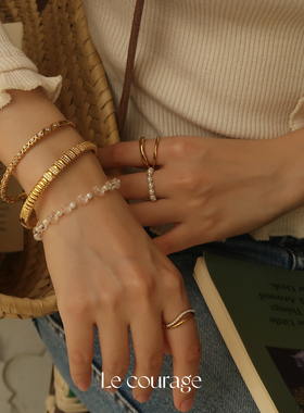 Le courage | 经典精致小碎钻V形双圈钛钢镀金不褪色双层设计戒指