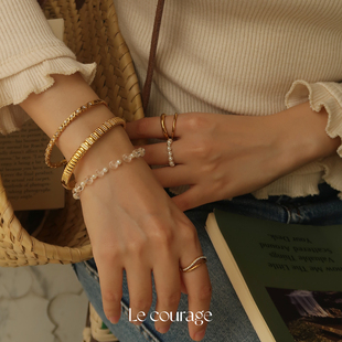 Le courage | 经典精致小碎钻V形双圈钛钢镀金不褪色双层设计戒指