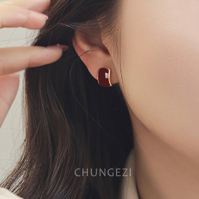 红色喜庆耳环百搭显年轻