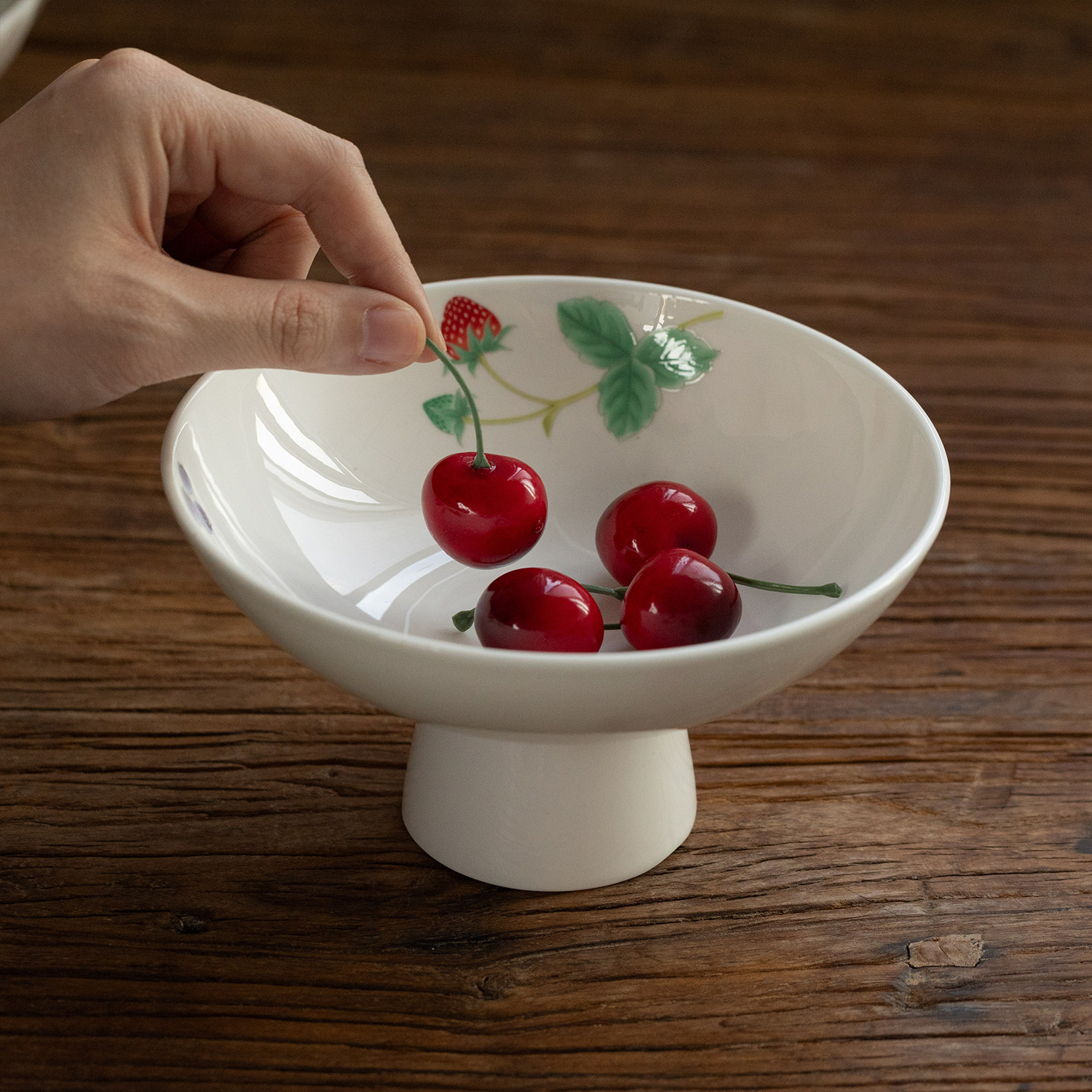 日本进口白瓷餐具可爱草莓高脚盘茶点盘点心盘精致果盘茶室干果盘,餐饮具,盘,淘宝优惠券,粉丝福利购,淘宝优惠卷