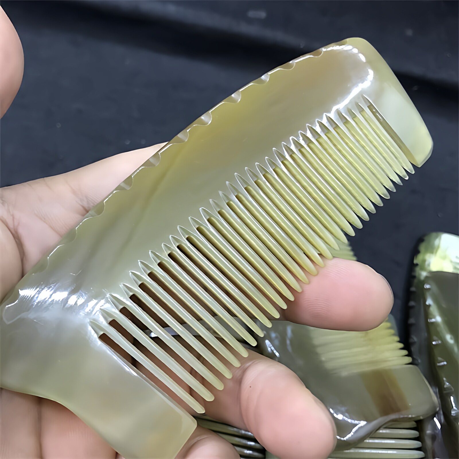 12厘米天然黄牛角刻花边短柄梳 密齿宽齿按摩保健牛角梳包包梳