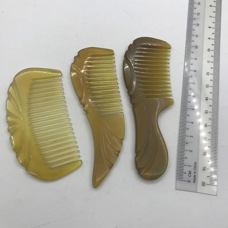 7-10厘米黄牛角雕刻小梳子