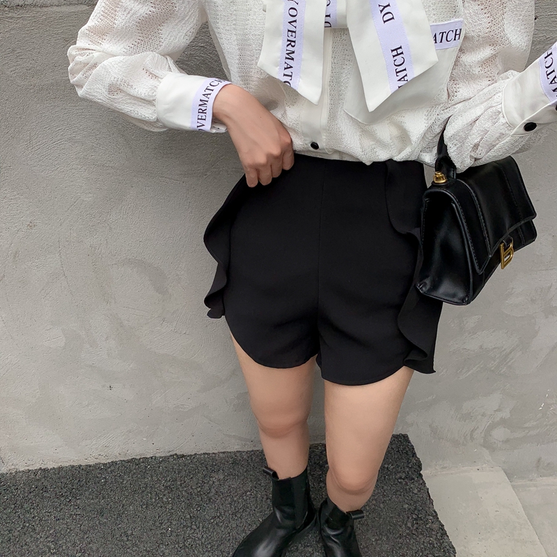 Real shot summer harbor style design feel wood ear high waist show thin black shorts and straight tube suit material hot pants