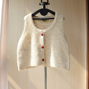 奶盐系爱心包扣大圆领短款宽松驼绒柔软毛线背心外塔叠穿针织马甲