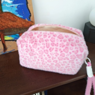 毛融包秋冬新款收纳包甜酷豹纹粉色手拎大容量便携通勤化妆包