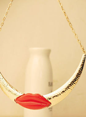 跨境TMUE爆款百搭气质性感红唇项链 月亮弯弯嘴唇短款项链项圈