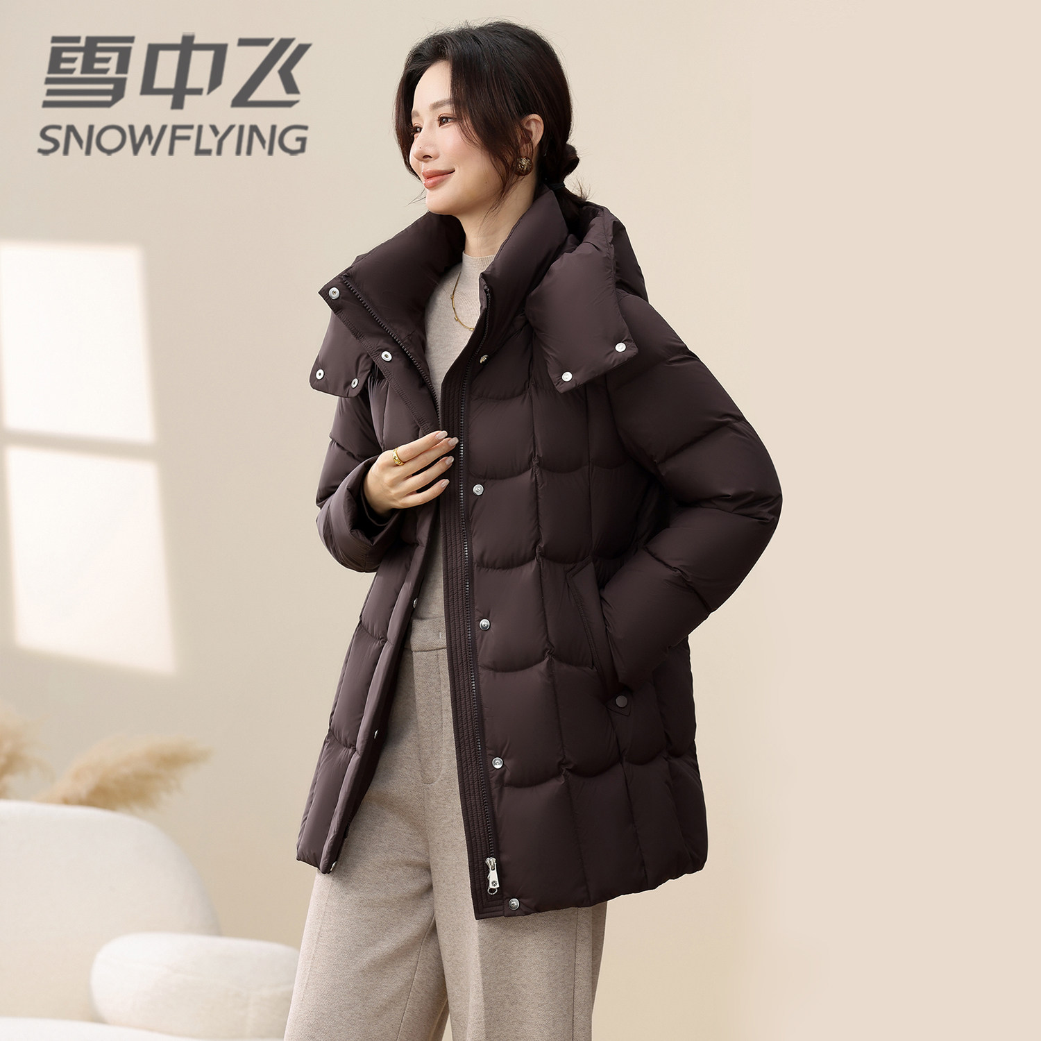 雪中飞羽绒服女2026新款气质白鸭绒防寒服中年妈妈冬装连帽羽绒衣