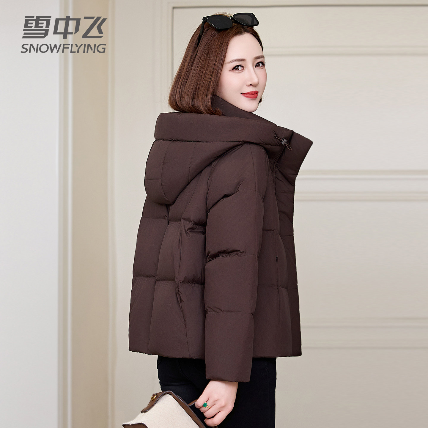 雪中飞羽绒服女式2025冬季新款泡芙加厚短款中年羽绒衣保暖防寒服