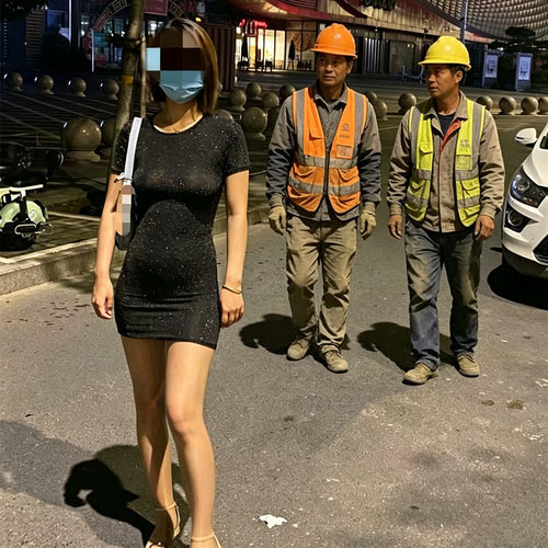 露出紧身裙性感亮丝包臀裙