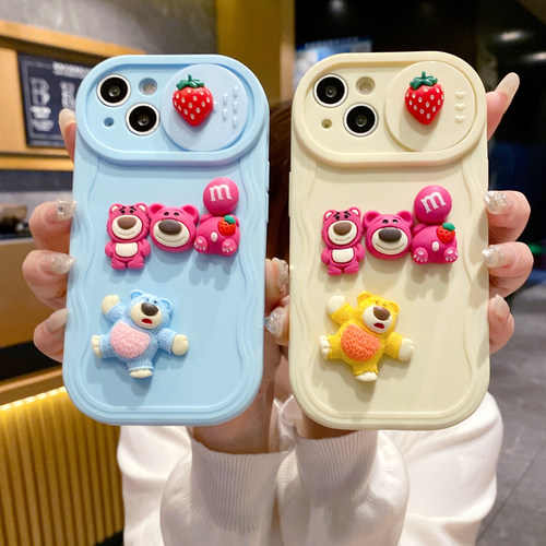 适用苹果16PRO立体草莓熊手机壳iPhone11/12波浪推窗全包tpu保护套