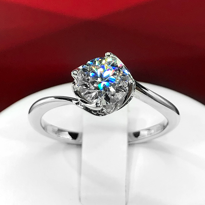 18K金扭臂轻奢时尚求婚莫桑钻戒