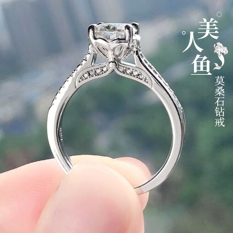 18K美人鱼尾莫桑石戒指1克拉钻戒