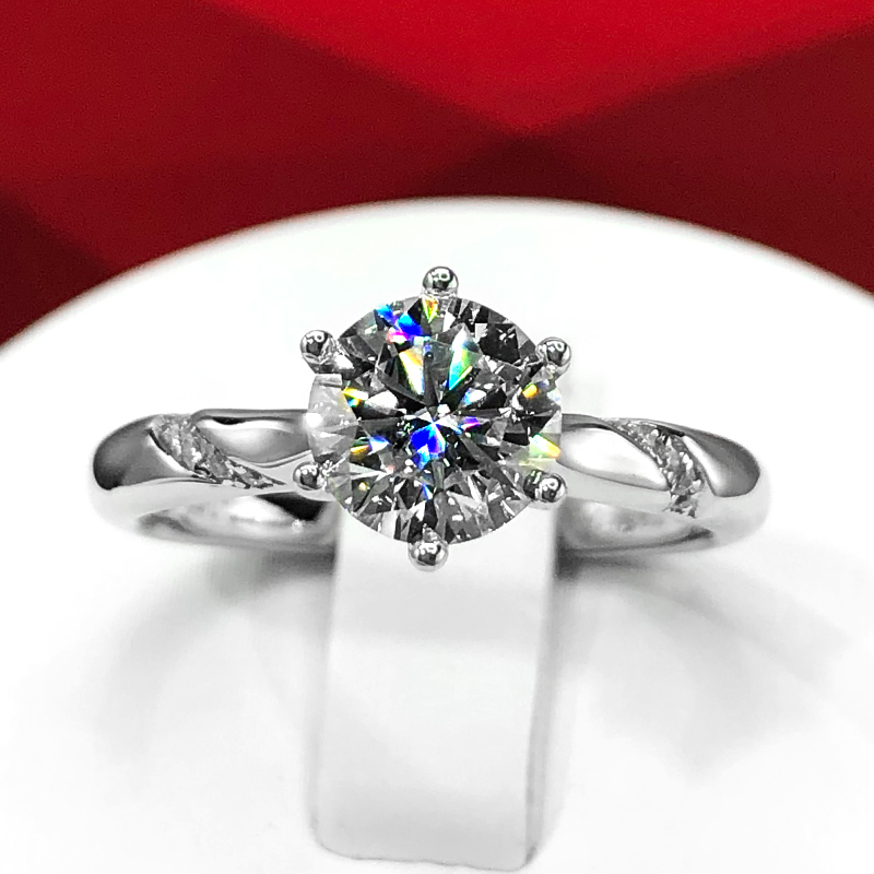 18K铂金六爪莫桑石戒指轻奢秀气