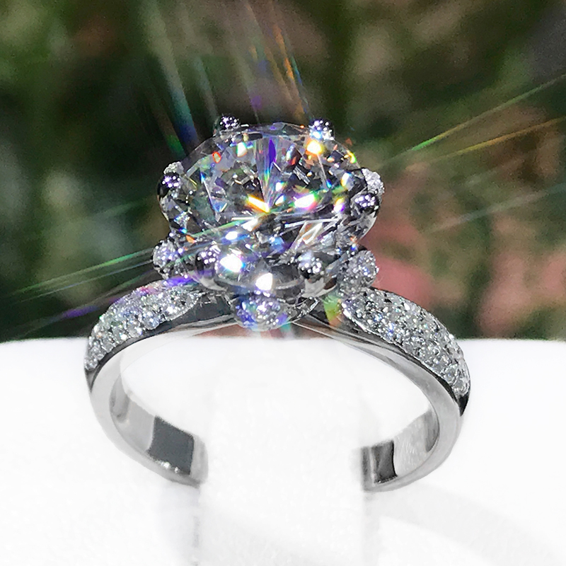 女银日韩手捧花莫桑石媲美真钻