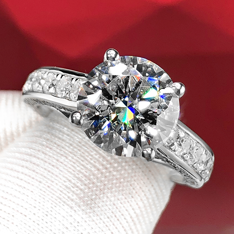 18K金四爪鸽子蛋莫桑石钻戒指女