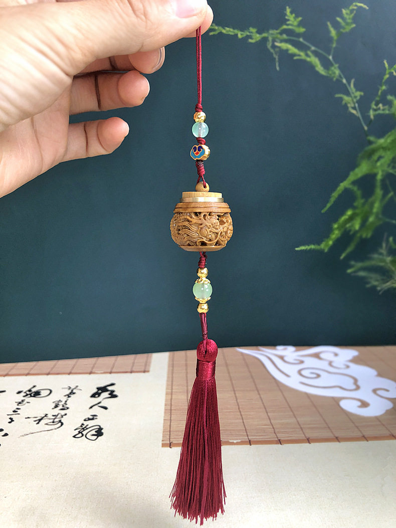 단일 용 연주 구슬 향 주머니 공 중공 향수 구슬 향수 알약 자동차 장착 장식품 용의 해에 착용 가능한 향 주머니 펜던트