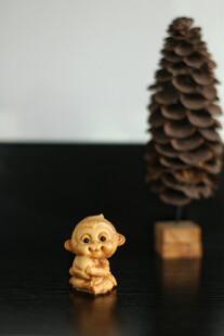 崖柏木雕刻猴子抱桃小摆件生肖猴手把件装饰品挂件创意工艺品礼品