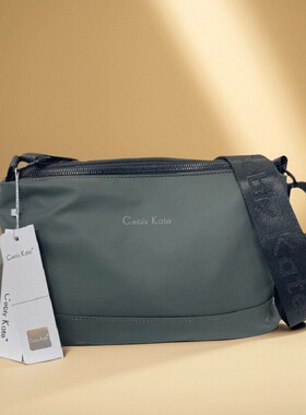 2026高颜值轻软滑防水6袋3层男士单肩斜挎7.9寸IPAD伞小方开车包