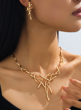 个性时尚夸张不规则线条交叉耳钉项链套装适合女街头派对佩戴