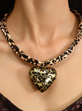 European fashion necklace women豹纹皮绳桃心项链百搭锁骨链