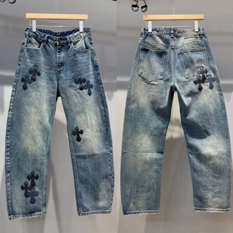 春季牛仔裤男士皮标十字架水洗潮牌裤子青年重磅痞帅弯刀裤男长裤