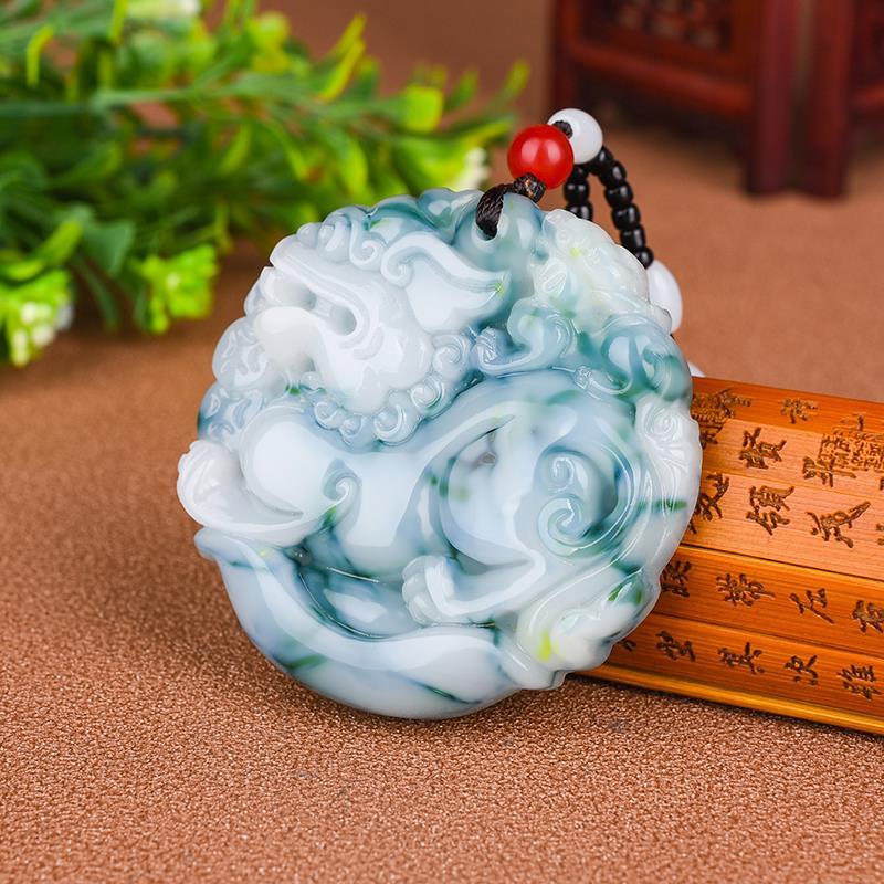 新疆玉色飘蓝花白玉麒麟献宝吊坠青花玉貔貅挂件项链玉牌子