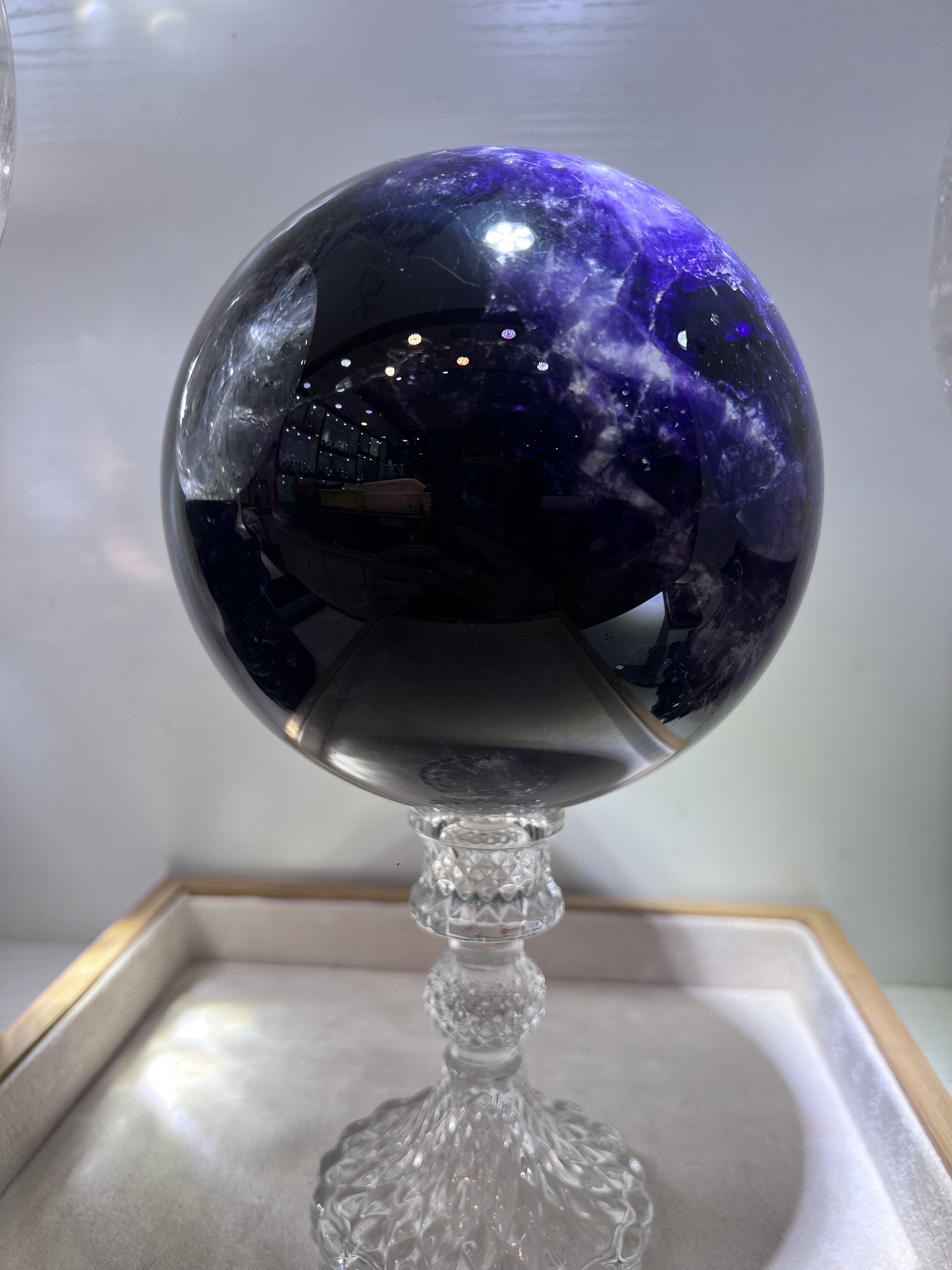 巴西天然紫水晶球，表面光滑颜色浓郁。直径13.5cm，重量3.43公斤