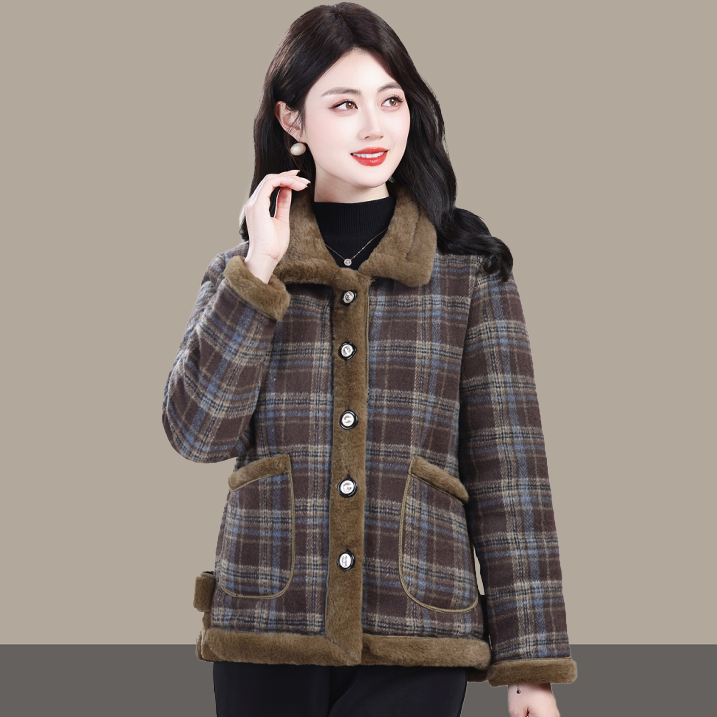 2025新款格子洋气上衣中老年女短款大码棉服妈妈冬装加绒加厚外套