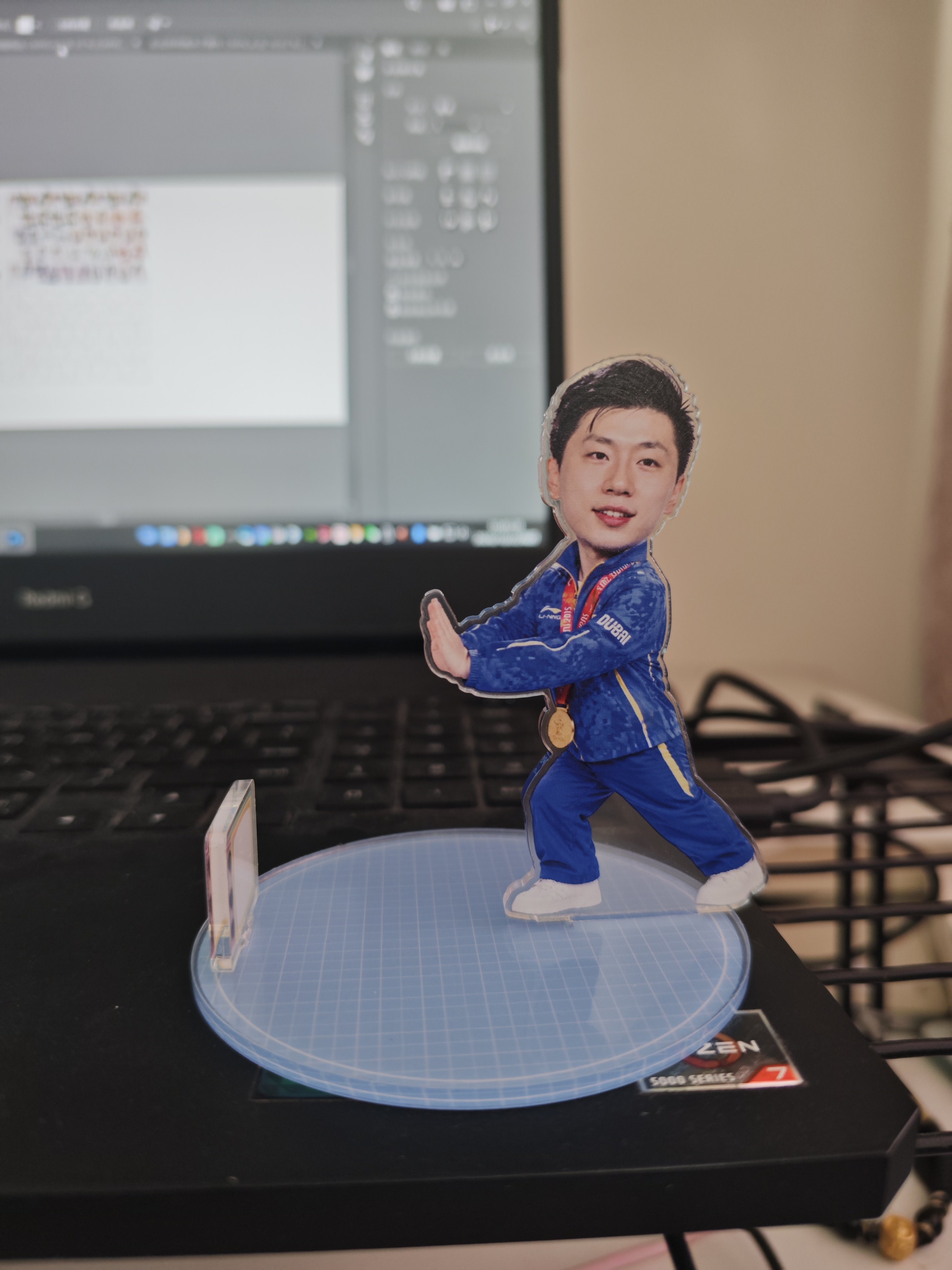 蓝队服马龙周边亚克力手机支架桌面摆件可爱卡通明星周边工位摆件
