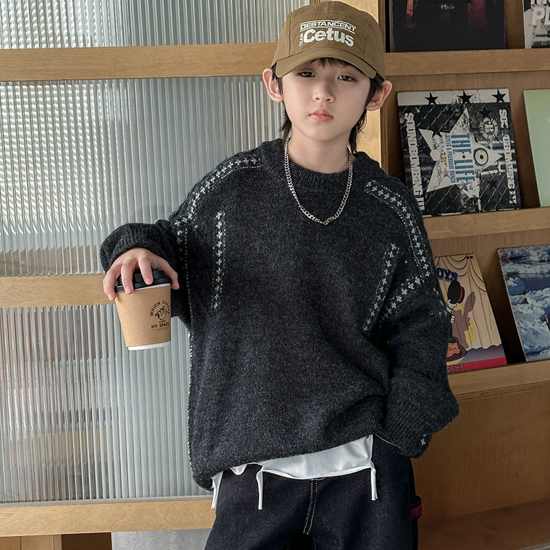 深灰色袖子白边毛衣男童秋冬款