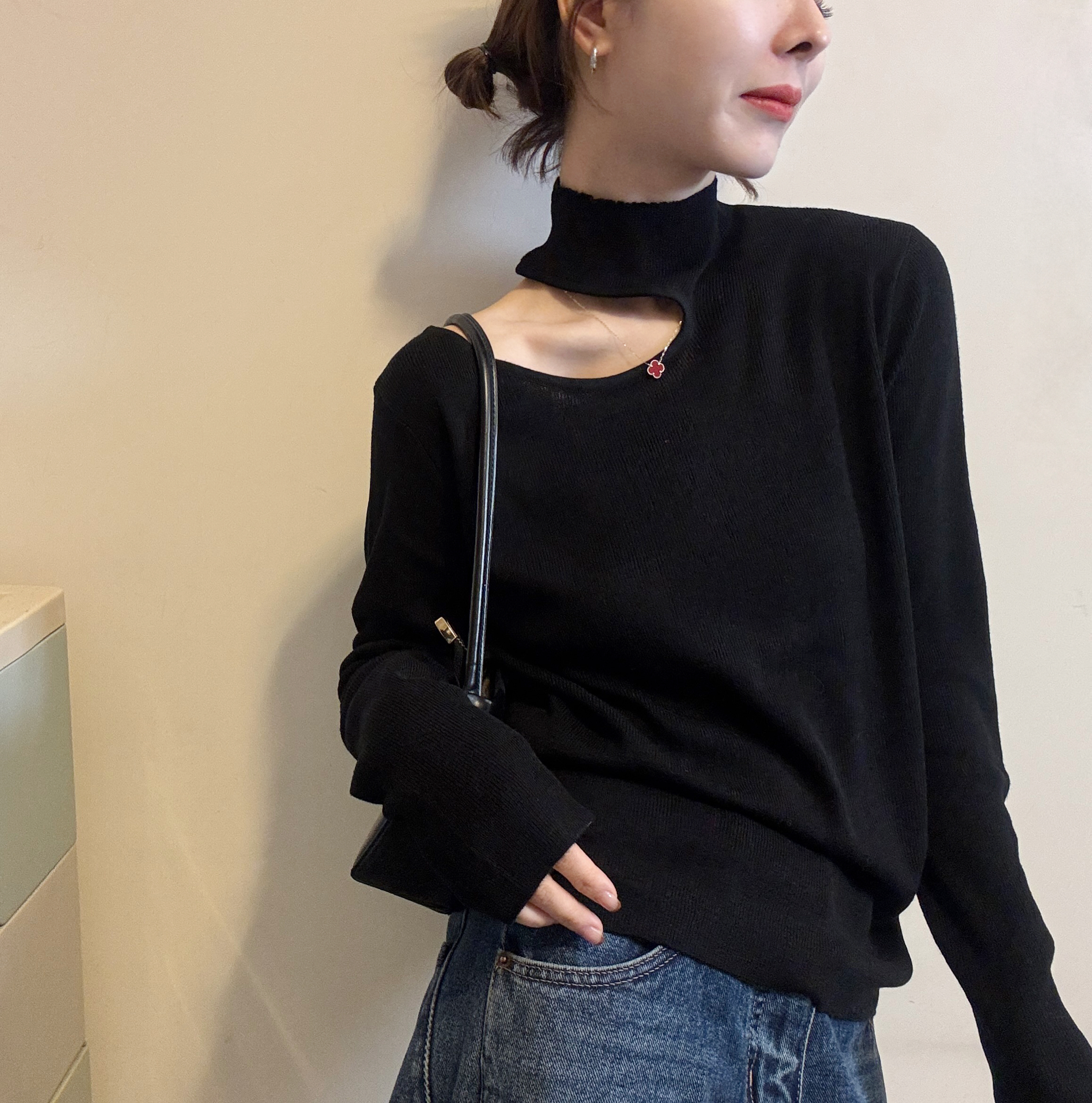 欧洲站2025秋冬新款韩版气质立领漏肩小心机净版弹力打底衫针织衫